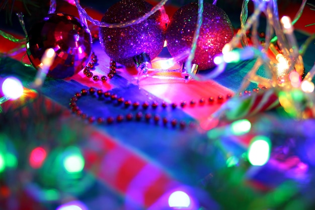 Foto fondo colorido de vacaciones con hermosa guirnalda concepto de navidad primer plano