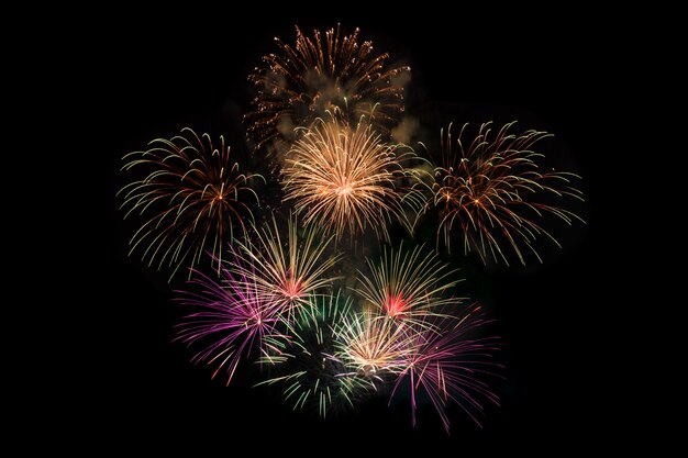 Fondo de coloridos fuegos artificiales en la noche para año nuevo o celebración especial de vacaciones