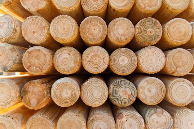 Fondo con columnas de madera recién hechas. las columnas se utilizan para instalar vallas.