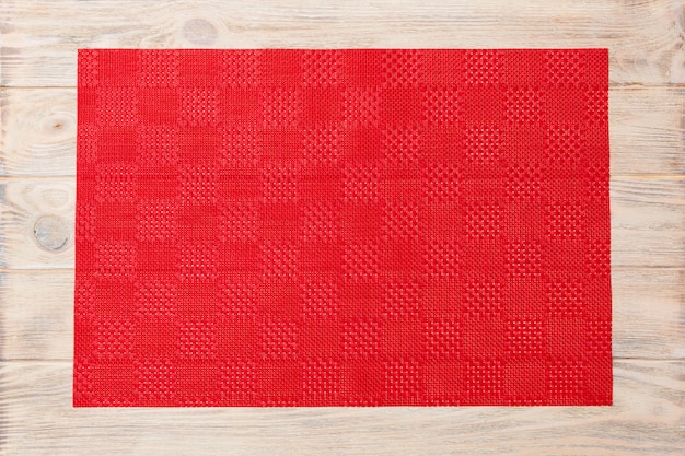 Fondo de comida asiática vacía. Mantel rojo, servilleta sobre fondo de madera vista superior con copia espacio plano lay