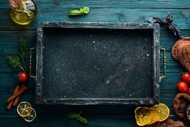 Fondo de comida azul. Cocinando ingredientes. Vista superior. Espacio libre para su texto.