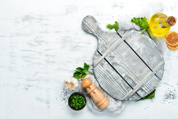 Fondo de comida blanca Verduras y especias sobre un fondo blanco Vista superior Espacio libre para su texto