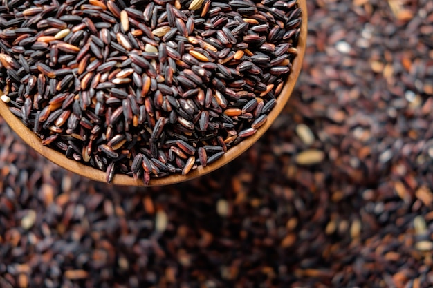 Foto fondo de comida. ciérrese encima de arroz moreno orgánico en un cuenco de madera