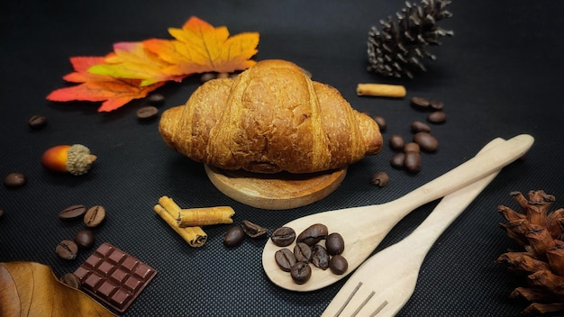 Fondo de comida con croissant de chocolate con una taza de café