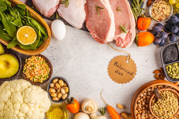 Fondo de comida de dieta equilibrada. Ingredientes saludables sobre un fondo blanco, vista superior.