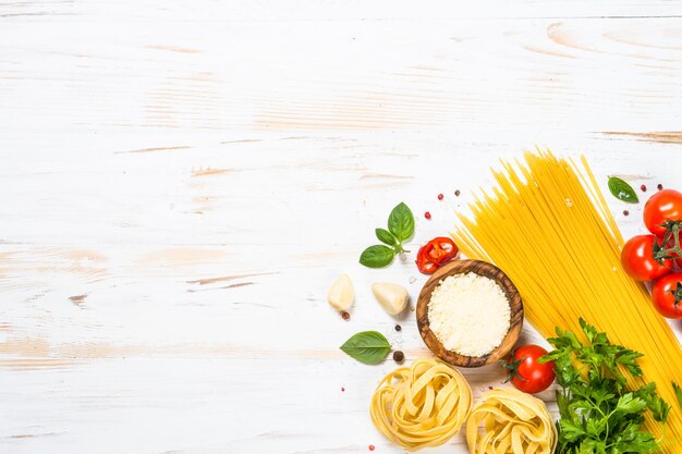 Foto fondo de comida italiana en la mesa blanca de la cocina