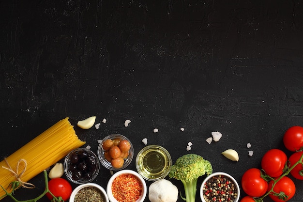 Foto fondo de comida italiana en una mesa de piedra negra vista superior