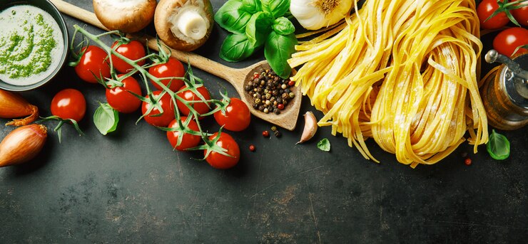 Fondo de comida italiana en la oscuridad