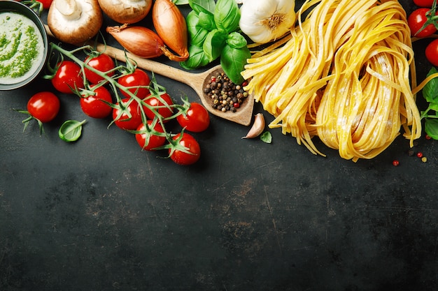 Fondo de comida italiana en la oscuridad