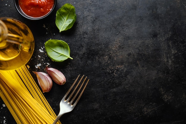 Fondo de comida italiana en la oscuridad