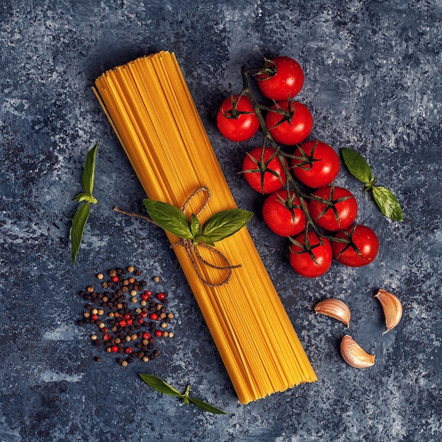 Fondo de comida italiana con pasta, especias y verduras