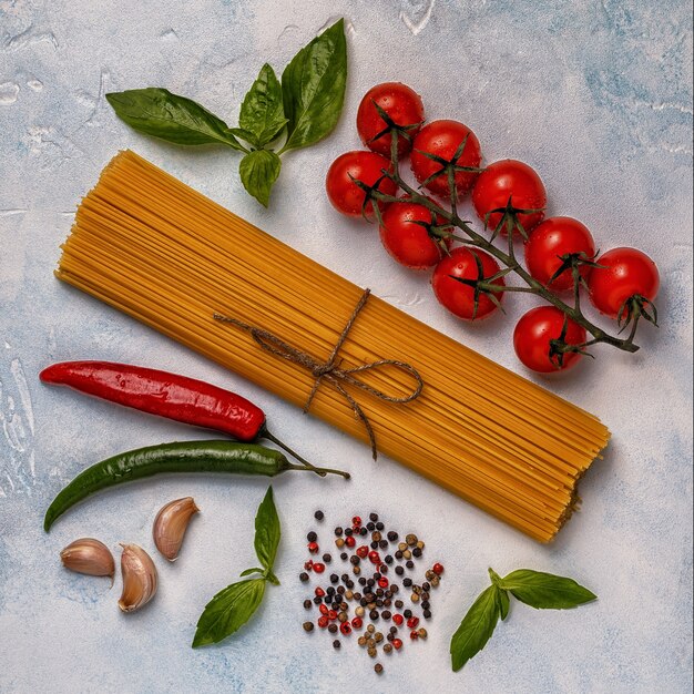 Fondo de comida italiana con pasta, especias y verduras