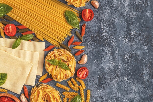 Fondo de comida italiana con pastas, especias y verduras