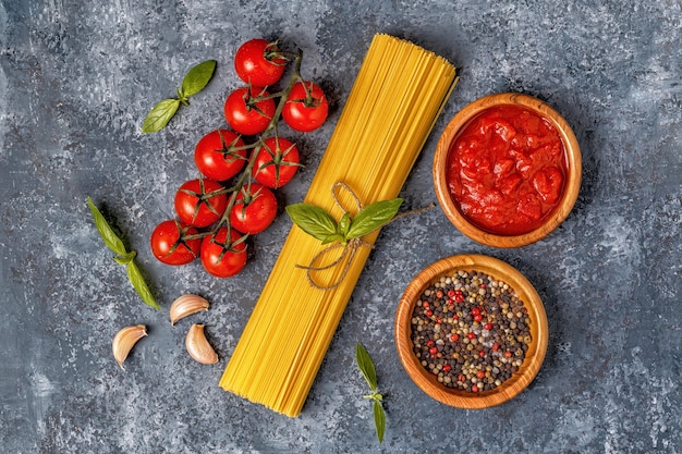 Fondo de comida italiana con pastas, especias y verduras.