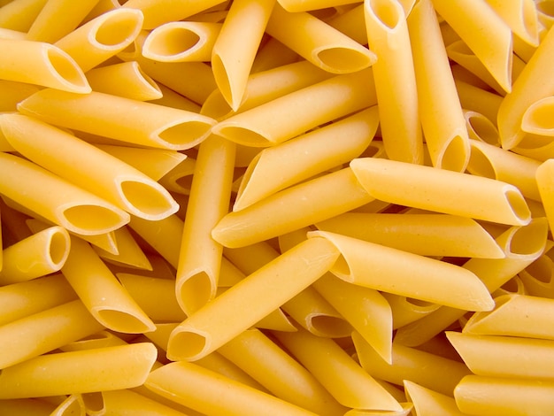 Foto fondo de la comida un montón de hermosos tubos de pasta