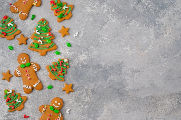 Fondo de comida de Navidad o Año Nuevo Galletas de jengibre decoradas con glaseado de azúcar vista superior