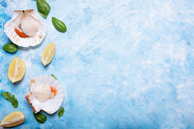 Fondo de comida con pescado de mar en azul.