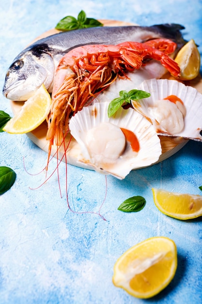 Fondo de comida con pescado de mar en azul.