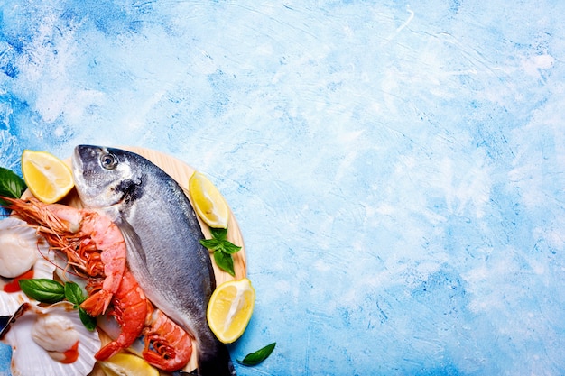 Fondo de comida con pescado de mar en azul.