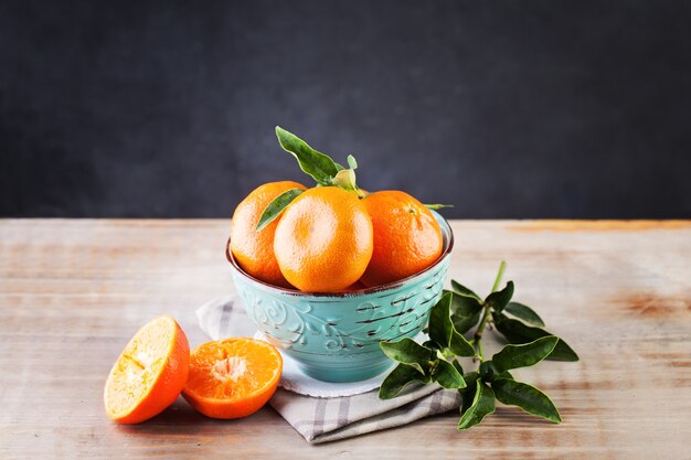 Fondo de comida sana con mandarina y hojas verdes