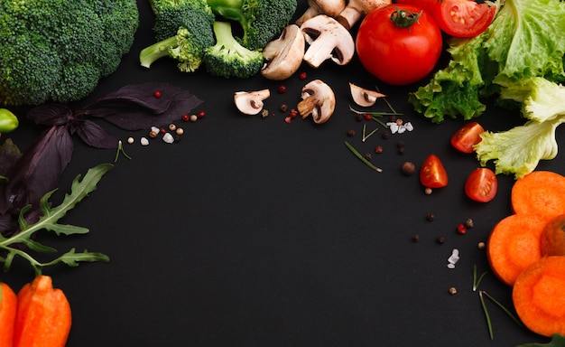 Fondo de comida sana, verduras frescas. Ingredientes de cocina para la cocina italiana, vista superior en negro, espacio de copia