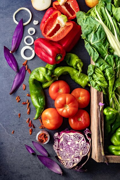 Fondo de comida vegetariana y recetas de cocina. Alimentos saludables. Recogida de frutas y verduras.