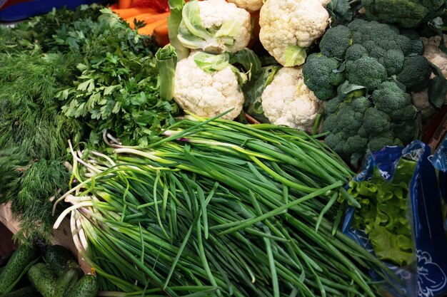 Fondo de comida verde con variedad de verduras y hortalizas orgánicas frescas en el mercado