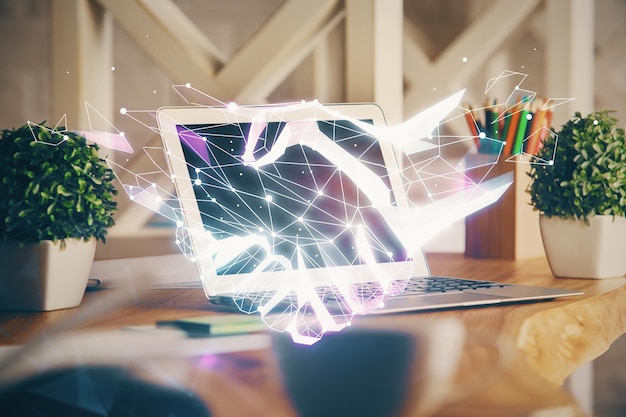 Fondo de computadora de escritorio en la oficina y dibujo de holograma de apretón de manos Concepto de Pertnership de doble exposición