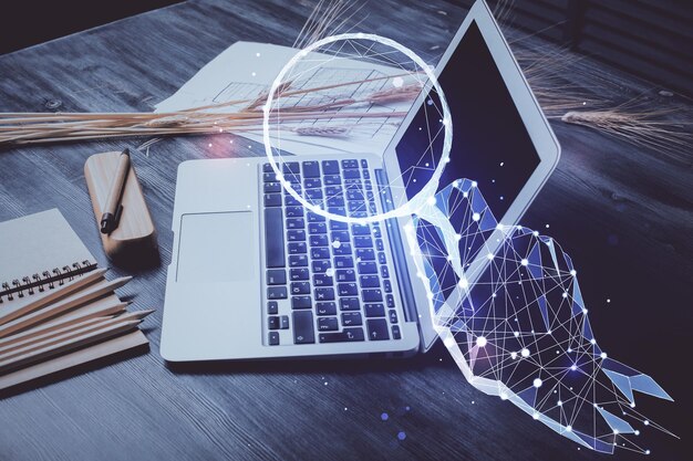 El fondo de la computadora de escritorio en la oficina y el dibujo de hologramas temáticos de arranque Concepto de arranque de doble exposición