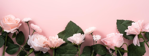 Fondo de concepto de diseño de San Valentín y Día de la Madre con flor rosa y regalo sobre fondo rosa