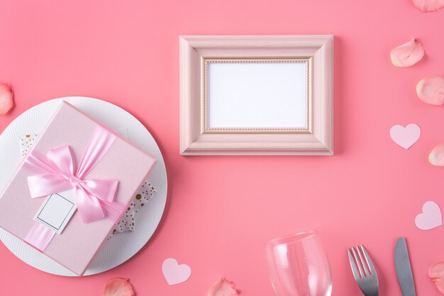 Fondo de concepto de diseño de San Valentín con pétalos de rosa y caja de regalo en rosa