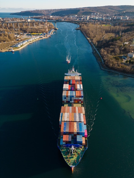 Fondo de concepto de envío o transporte de portacontenedores de vista superior aérea