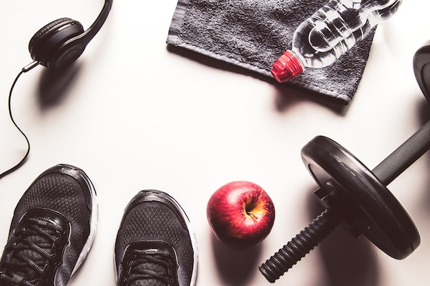 Fondo de concepto de fitness con zapatillas, botella de agua. Vista superior con espacio para su texto