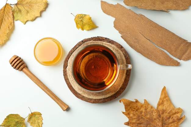 Fondo de concepto de otoño acogedor con bebida de té