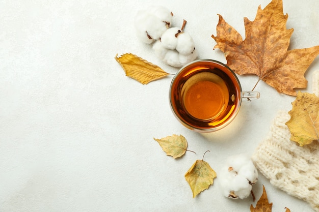 Fondo de concepto de otoño acogedor con bebida de té