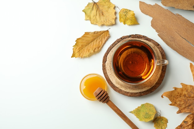 Fondo de concepto de otoño acogedor con bebida de té