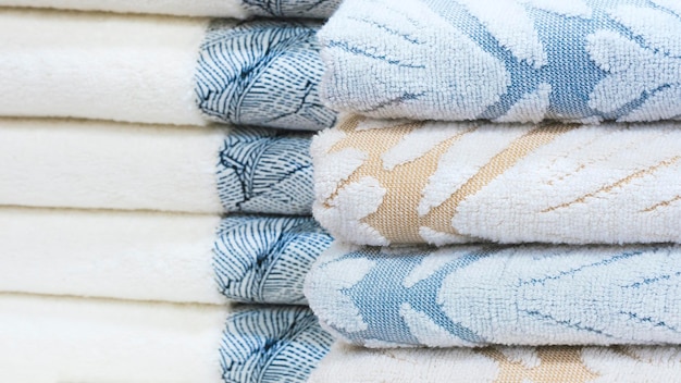 Fondo de concepto de servicio de hotel de imagen de primer plano de pila de toallas plegadas azules y blancas