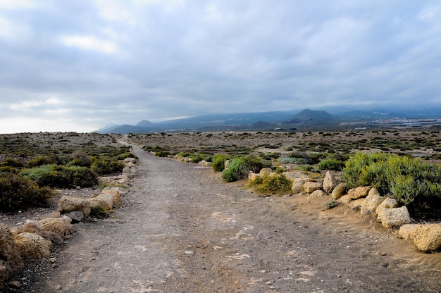 Fondo del concepto de viaje - Camino en el desierto volcánico Tenerife Islas Canarias España