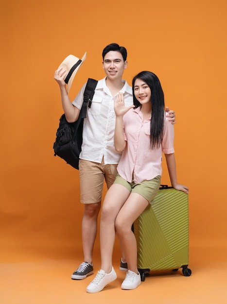 Fondo de concepto de viaje de pareja asiática joven