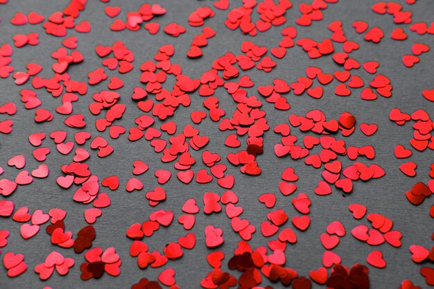 Fondo de confeti de corazón rojo para el día de San Valentín.