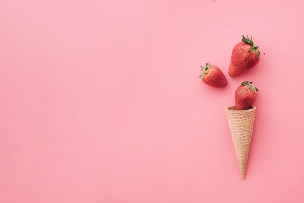 Fondo de cono de helado con fresas y copyspace