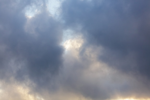 El fondo consiste en grandes nubes grises en el cielo antes de las fuertes lluvias clima de fondo natural para ...