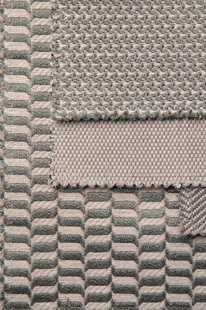 El fondo consta de varios tipos de mosaicos de colores con diferentes patrones en tono beige