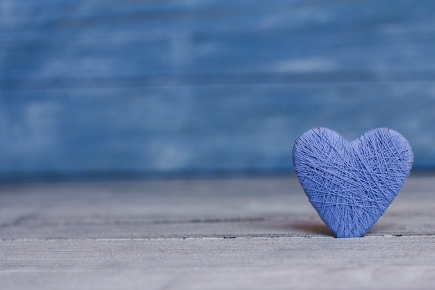 Fondo con corazón de madera, día de San Valentín