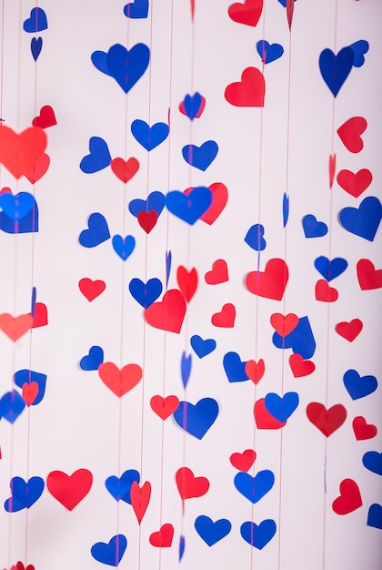 Fondo de corazones de papel rojo y azul