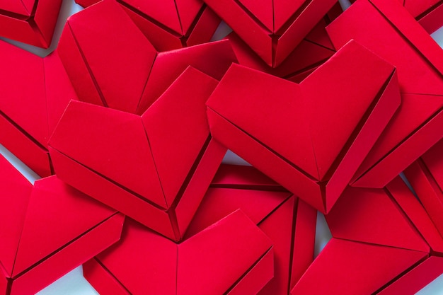 Fondo de corazones de papel rojo Vista superior arreglo de formas de corazón con espacio de copia