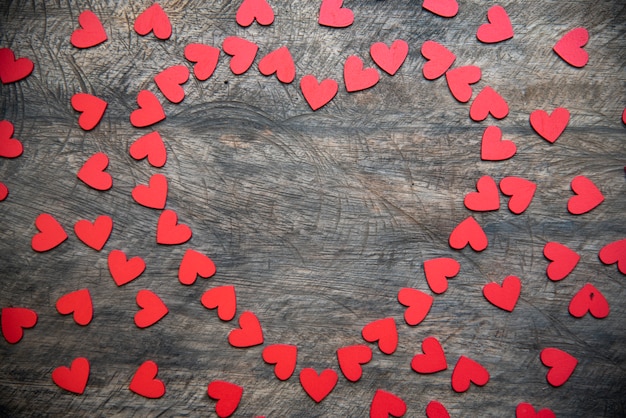 Foto fondo con corazones rojos, lugar para texto, dia de san valentin.