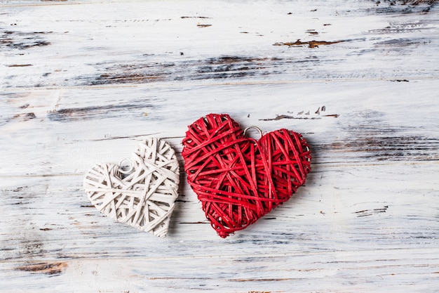 Foto fondo con corazones, san valentín. día de san valentín. amor. corazones de mimbre. romántico.