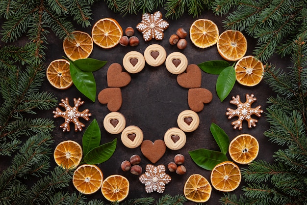 Fondo de corona de vacaciones de Navidad con galletas caseras, rodajas de naranja con cítricos Gree