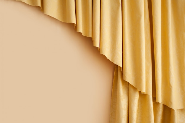 Fondo de cortina de seda amarillo dorado en la habitación